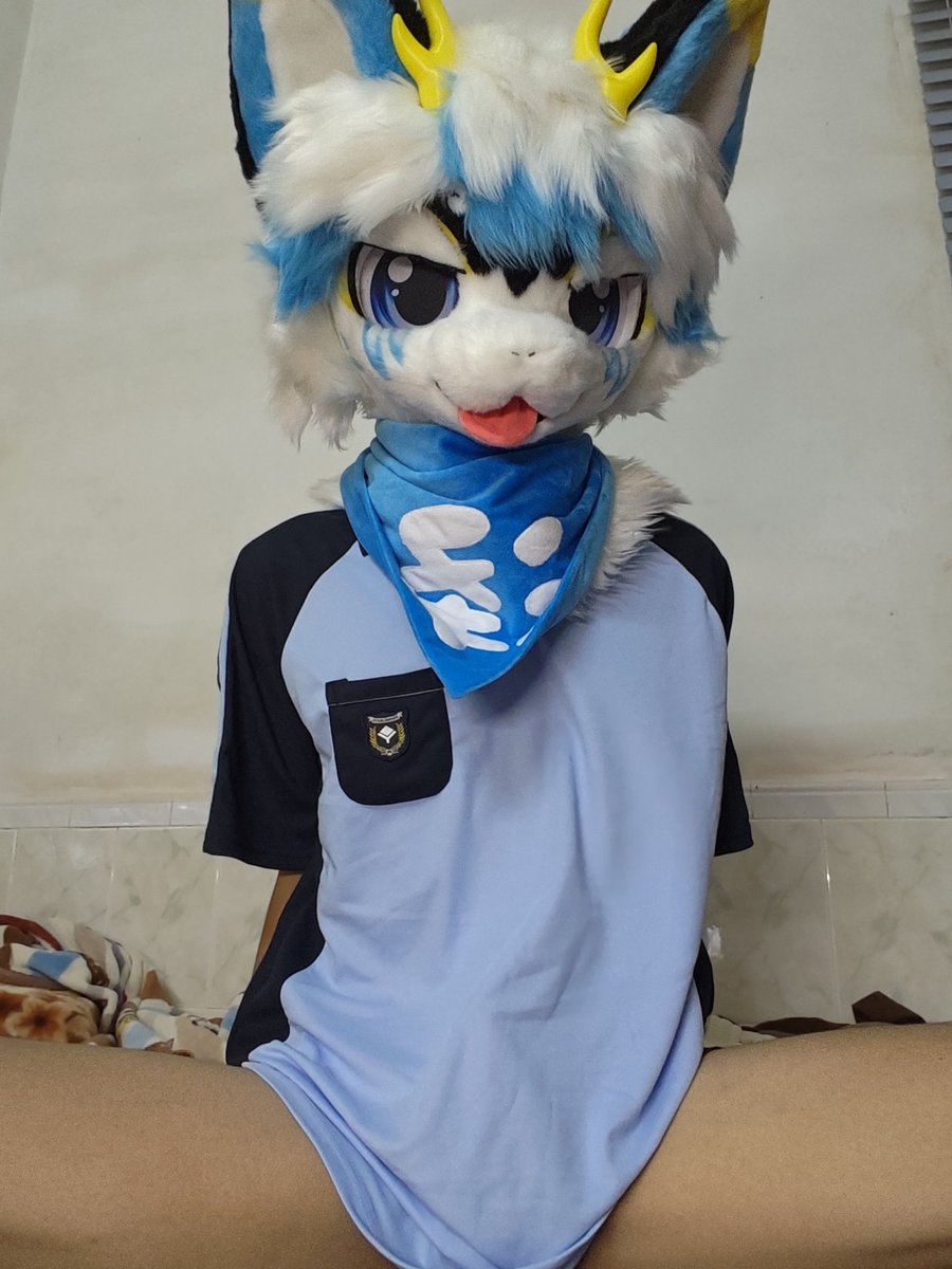 hibaize's tweet photo. 更喜欢我哪种姿势 https://t.co/ePQx2yKmQg