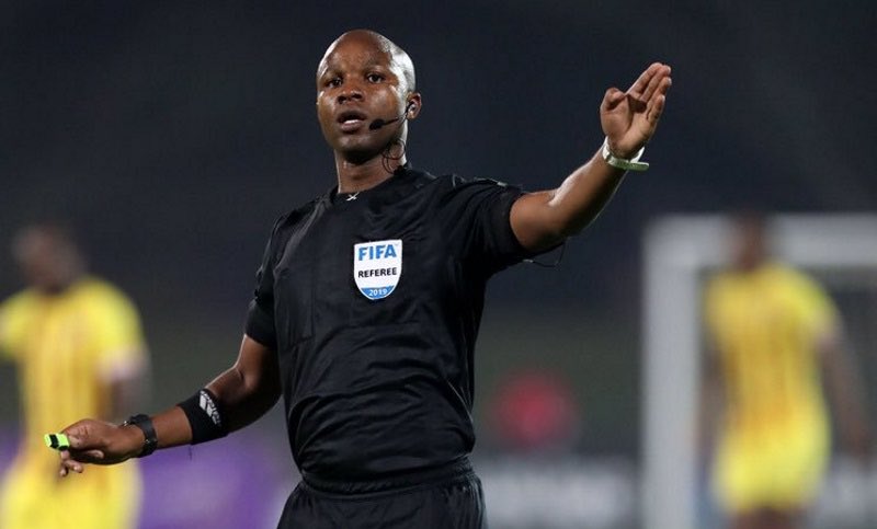 256FootballHub's tweet photo. 🚨 Kitara vs Al Ahly in the CAF Confederation Cup will be officiated by South African referee Eugine Nkosinathi Mdluli on October 17 in Uganda! 🇿🇦🌍
Mdluli has been appointed for the crucial 2nd preliminary round tie. 🟨🟥 #CAFCC https://t.co/s2lJfSGZVt