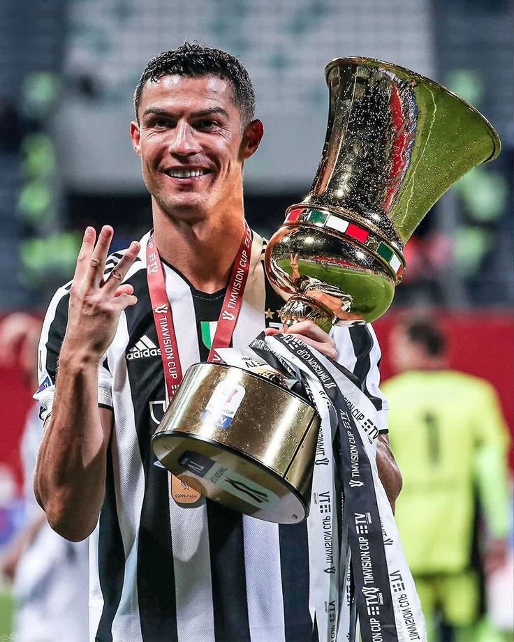 TMfutbal's tweet photo. 🚨🚨 𝗡𝗘𝗪: Cristiano Ronaldo will be given LEGEND status and included in the Juventus ‘HALL OF FAME’ when he retires.

• 134 Games. 🏟
• 101 Goals. ⚽️
• 20 Assists. 🎯
• 5 Trophies. 🏆
• 1x Serie A MVP. 🌟
• 2x Serie A Footballer of the Year. 🌟 

This makes him the only player to have acquired ‘LEGEND’ status at FIVE different clubs. 🐐🇵🇹