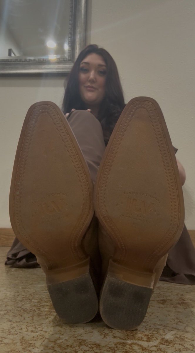 crimsonkittten's tweet photo. Barefoot wedding activities 😂💍

Of course I went barefoot the second the ceremony was over. Like I was really going to keep those damn boots on all night? And of course I got absolutely shit faced. Apparently “classy bridesmaid” lasted about 0.7 seconds. 🥂 Barefoot, drunk, and having the time of my life.