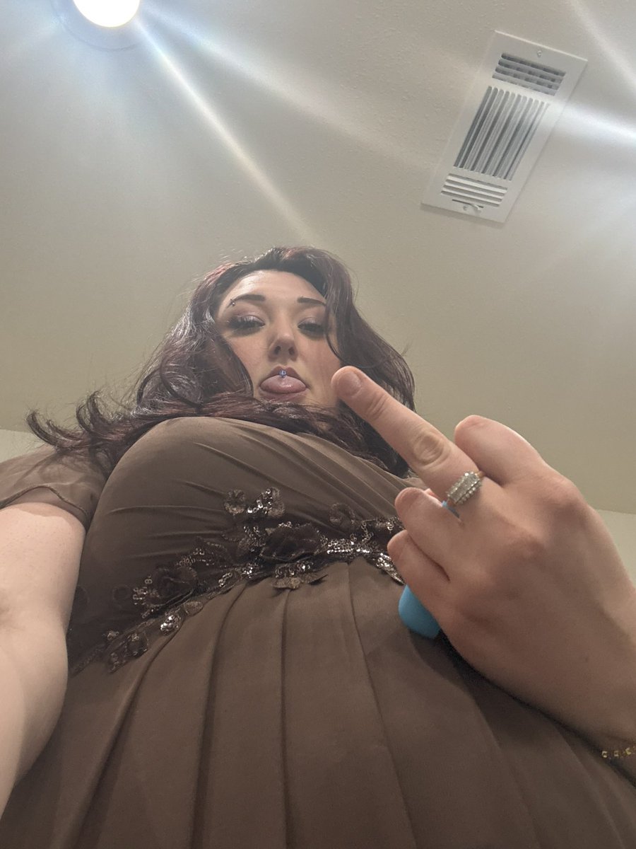 crimsonkittten's tweet photo. Barefoot wedding activities 😂💍

Of course I went barefoot the second the ceremony was over. Like I was really going to keep those damn boots on all night? And of course I got absolutely shit faced. Apparently “classy bridesmaid” lasted about 0.7 seconds. 🥂 Barefoot, drunk, and having the time of my life.