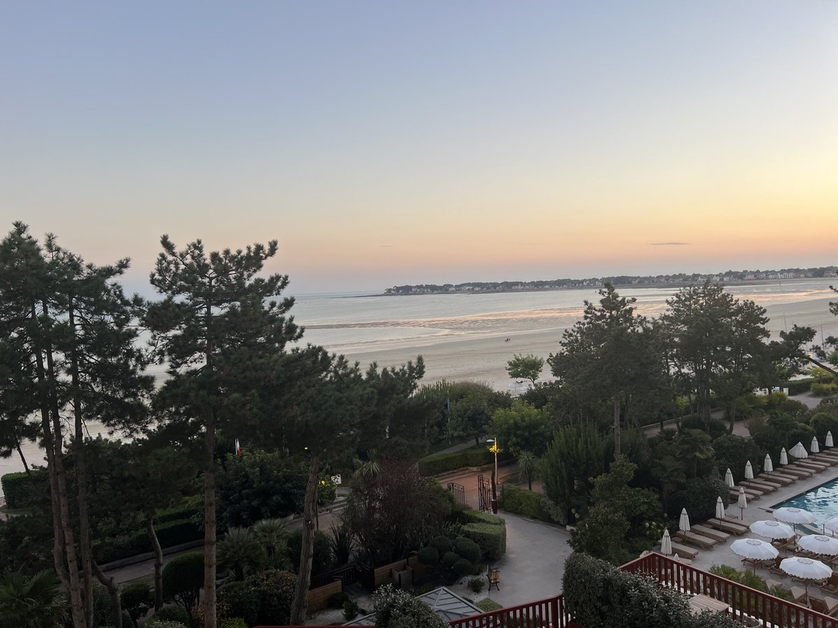 Manulecomptable's tweet photo. Sans doute un des derniers bains de l’année à La Baule 😊 https://t.co/ukb2cIli53