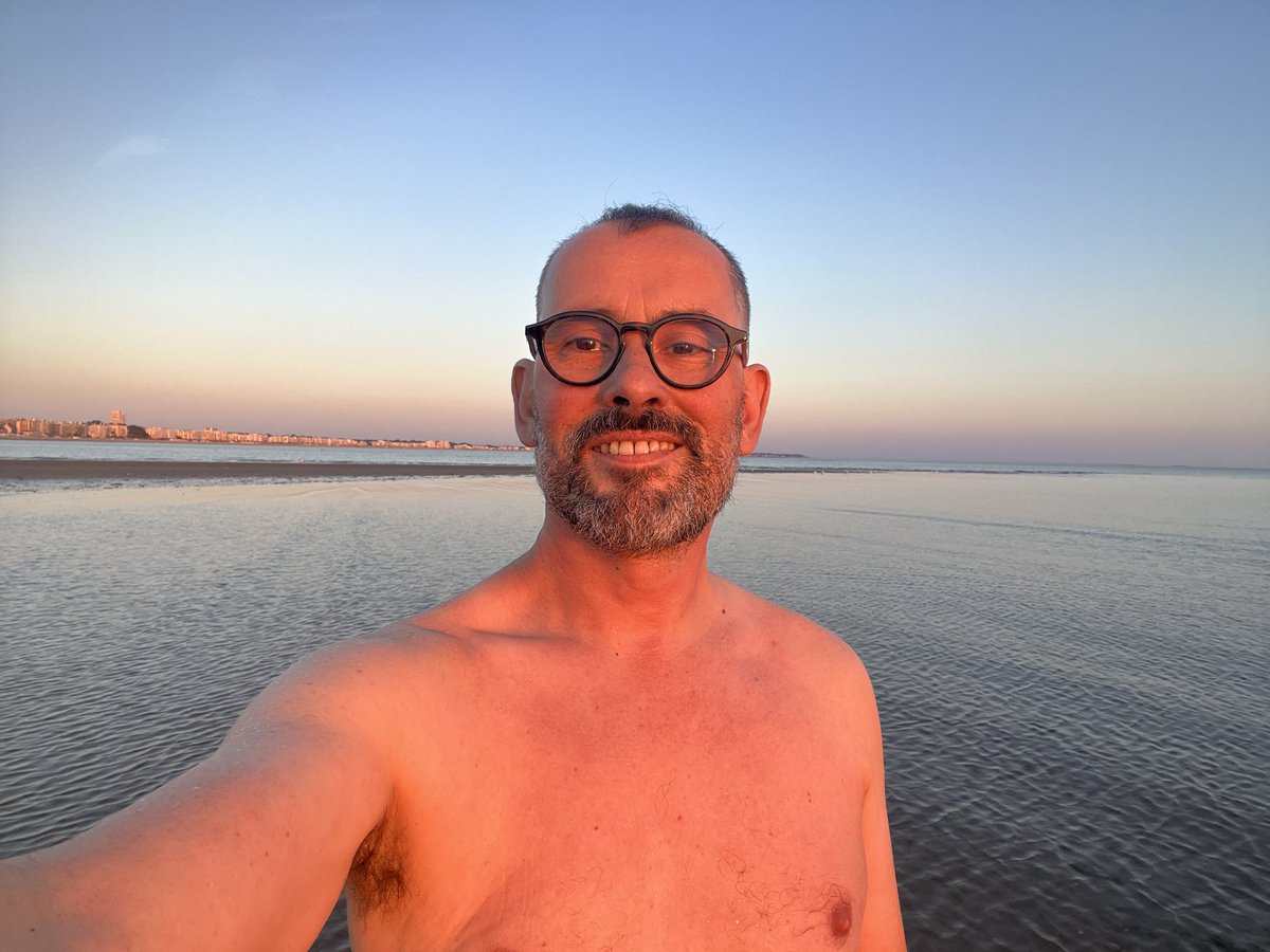 Manulecomptable's tweet photo. Sans doute un des derniers bains de l’année à La Baule 😊 https://t.co/ukb2cIli53