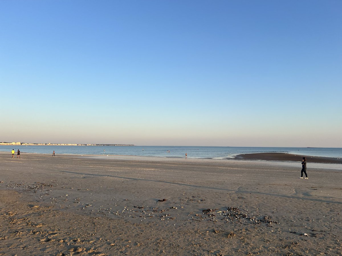 Manulecomptable's tweet photo. Sans doute un des derniers bains de l’année à La Baule 😊 https://t.co/ukb2cIli53