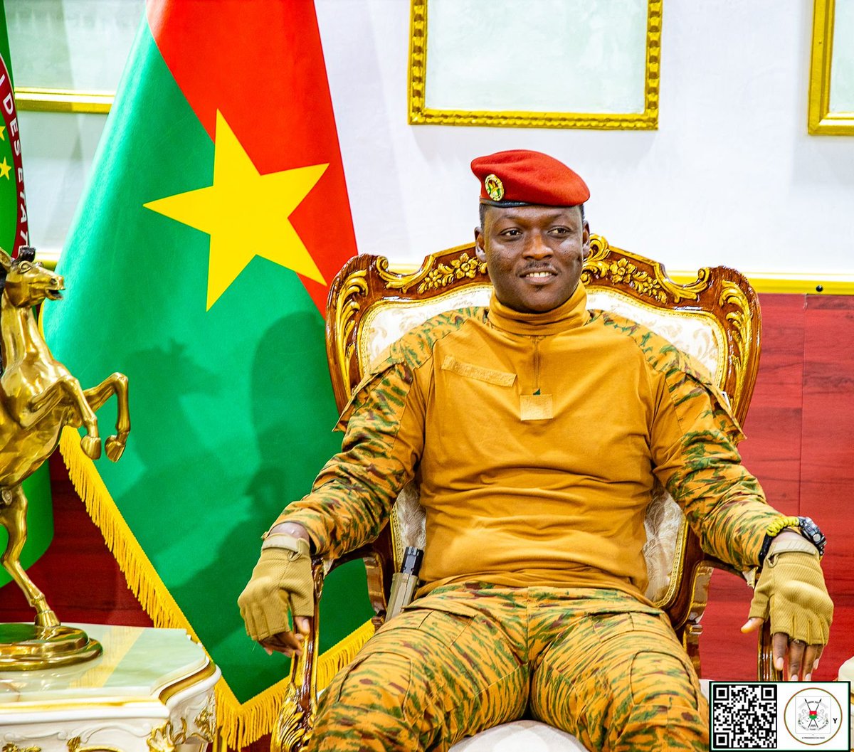 presidencebf's tweet photo. Le Président du Faso a reçu Hamed Abel NIKIÈMA, alias « Le Percuteur », champion d’Afrique WBA des poids moyens. Le boxeur lui a présenté sa ceinture, remportée le 3 juillet à Ouagadougou, et salué le soutien de l’État.
#BurkinaFaso #Boxe #WBA #SportBF https://t.co/jdnMw06woe