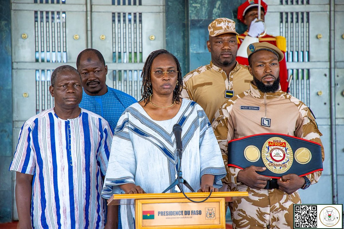 presidencebf's tweet photo. Le Président du Faso a reçu Hamed Abel NIKIÈMA, alias « Le Percuteur », champion d’Afrique WBA des poids moyens. Le boxeur lui a présenté sa ceinture, remportée le 3 juillet à Ouagadougou, et salué le soutien de l’État.
#BurkinaFaso #Boxe #WBA #SportBF https://t.co/jdnMw06woe