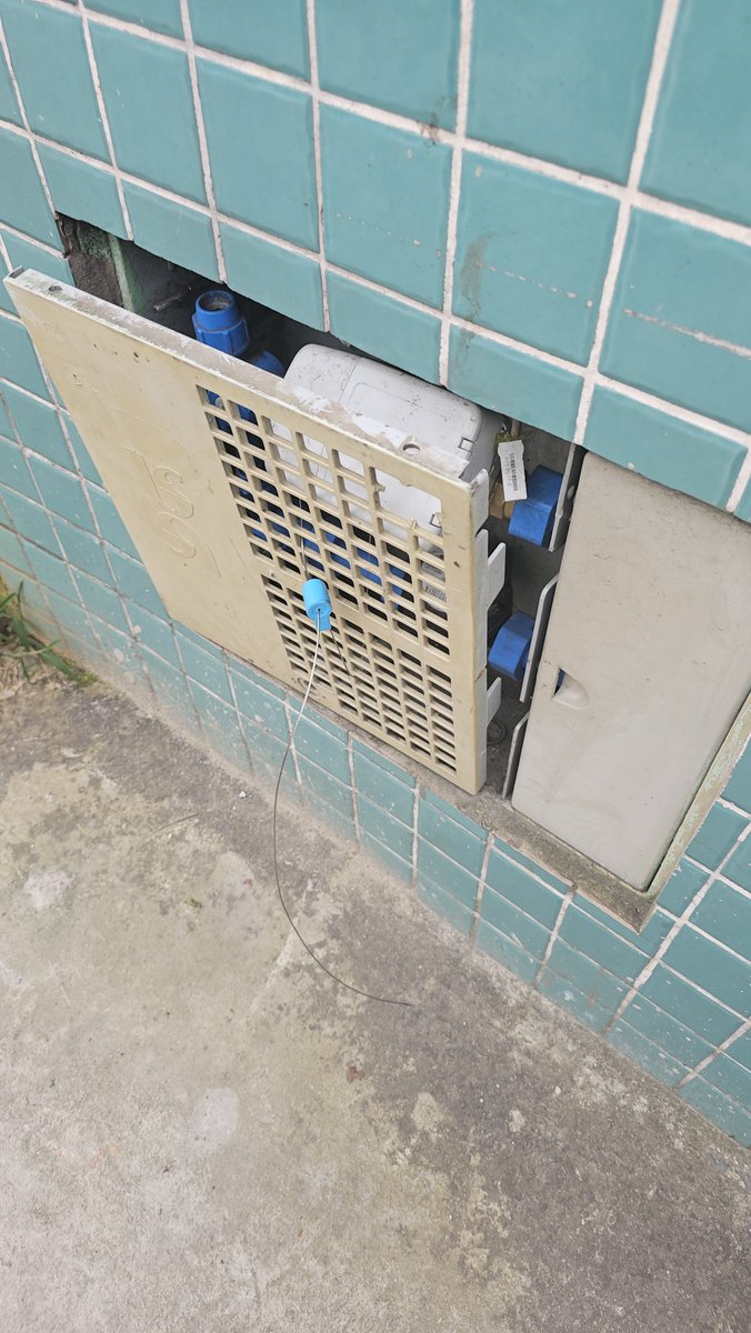 AminBalochProf's tweet photo. @sabesp Este é o serviço de vcs, tudo aberto na calçada onde qualquer pessoa que passa na rua pode mexer, ja reclamei na DM e nada foi feito, vcs contrataram motoqueiro para fazer isto,@tarcisiogdf por favor Sr Governador estamos cansados da Sabesp!! SOCORRO, 8 meses sem solução. https://t.co/qXwtWgu2Qf