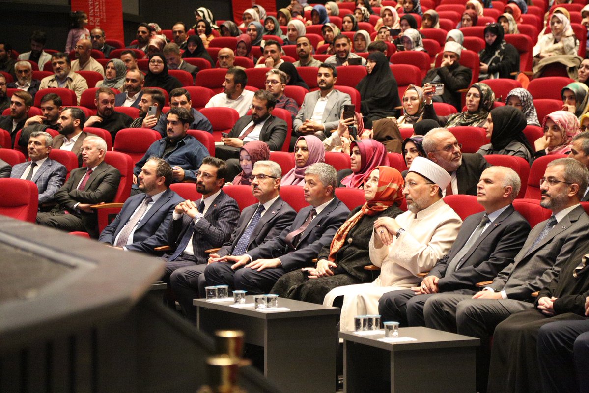TC_istanbul's tweet photo. Camiler ve Din Görevlileri Haftası dolayısıyla İstanbul’da düzenlenen program gerçekleştirildi.

Diyanet İşleri Başkanı Sayın Safi Arpaguş’un katıldığı programa, İstanbul Vali Yardımcımız Sayın Okan Leblebicier ve Üsküdar Kaymakamı Sayın Adem Yazıcı da katıldı.

📍 #Üsküdar https://t.co/dThjkBRbVo