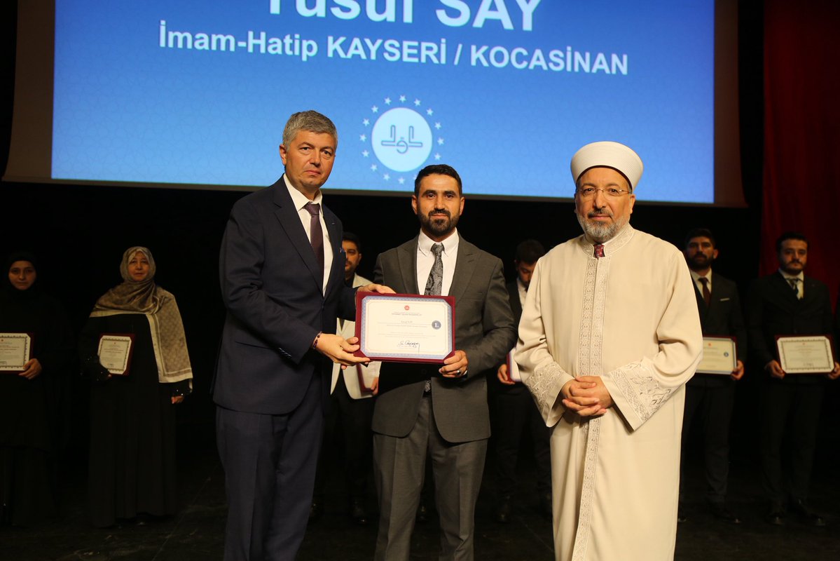 TC_istanbul's tweet photo. Camiler ve Din Görevlileri Haftası dolayısıyla İstanbul’da düzenlenen program gerçekleştirildi.

Diyanet İşleri Başkanı Sayın Safi Arpaguş’un katıldığı programa, İstanbul Vali Yardımcımız Sayın Okan Leblebicier ve Üsküdar Kaymakamı Sayın Adem Yazıcı da katıldı.

📍 #Üsküdar https://t.co/dThjkBRbVo