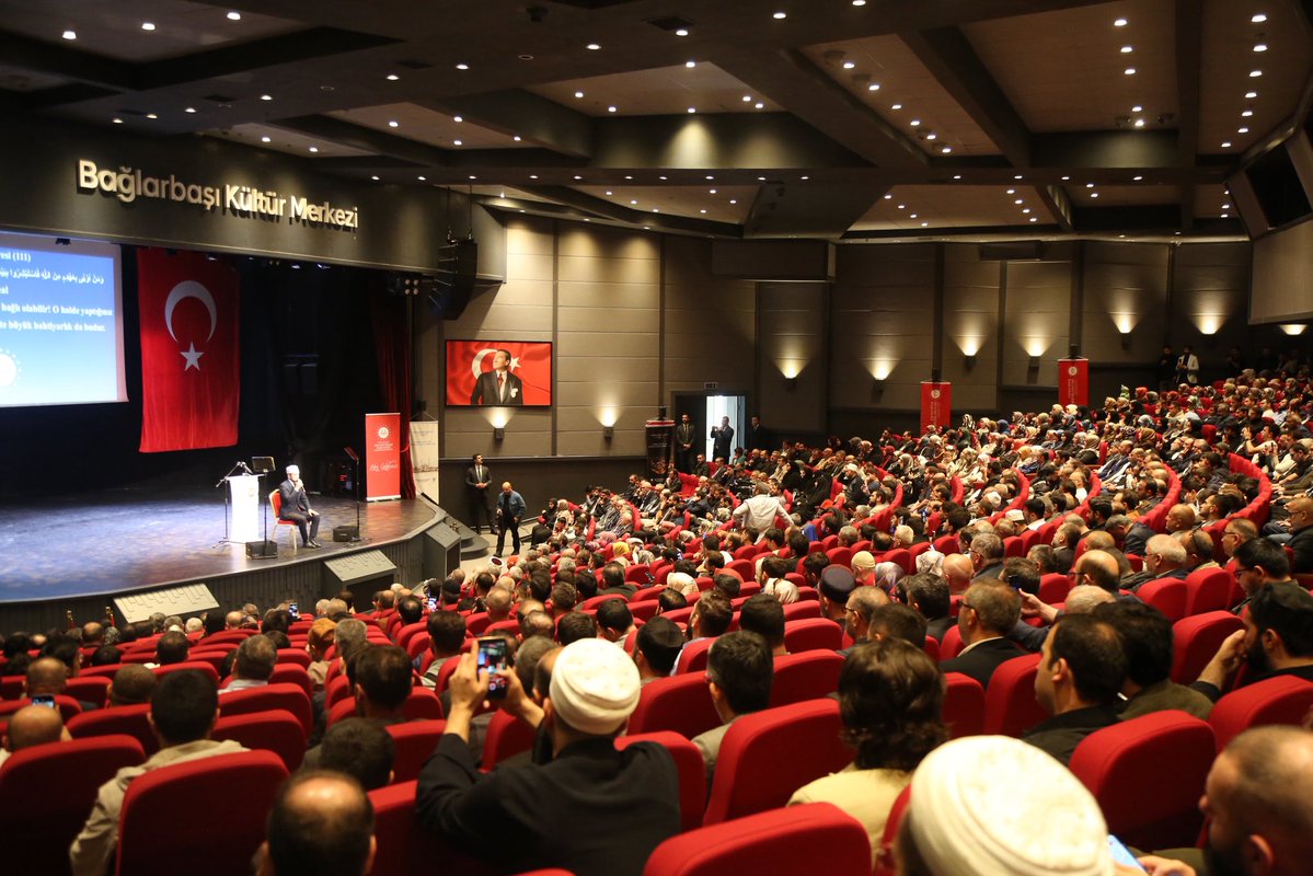 TC_istanbul's tweet photo. Camiler ve Din Görevlileri Haftası dolayısıyla İstanbul’da düzenlenen program gerçekleştirildi.

Diyanet İşleri Başkanı Sayın Safi Arpaguş’un katıldığı programa, İstanbul Vali Yardımcımız Sayın Okan Leblebicier ve Üsküdar Kaymakamı Sayın Adem Yazıcı da katıldı.

📍 #Üsküdar https://t.co/dThjkBRbVo