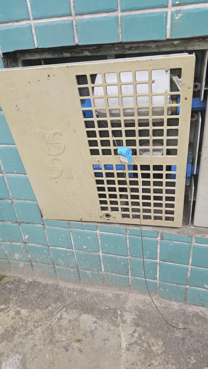 AminBalochProf's tweet photo. @sabesp Este é o serviço de vcs, tudo aberto na calçada onde qualquer pessoa que passa na rua pode mexer, ja reclamei na DM e nada foi feito, vcs contrataram motoqueiro para fazer isto,@tarcisiogdf por favor Sr Governador estamos cansados da Sabesp!! SOCORRO, 8 meses sem solução. https://t.co/qXwtWgu2Qf