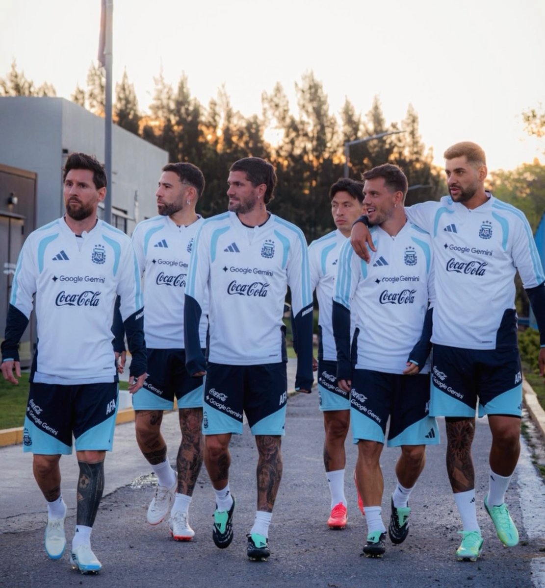 TouchlineX's tweet photo. 🚨 𝗡𝗘𝗪: Lionel Messi about to train with Argentina for the last time. https://t.co/Erj05lIPdj