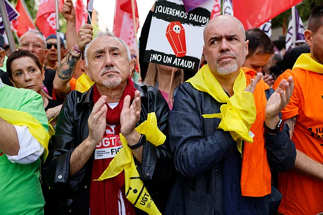 veintimillapie's tweet photo. Por el pan baila el perro: CCOO y UGT ceden a la presión y pactan convocar una huelga general por la crisis de vivienda, pero evitan poner fecha.
Vais a recibir una subvención, cuando el marisco crie pelo https://t.co/3uyNQ6I718