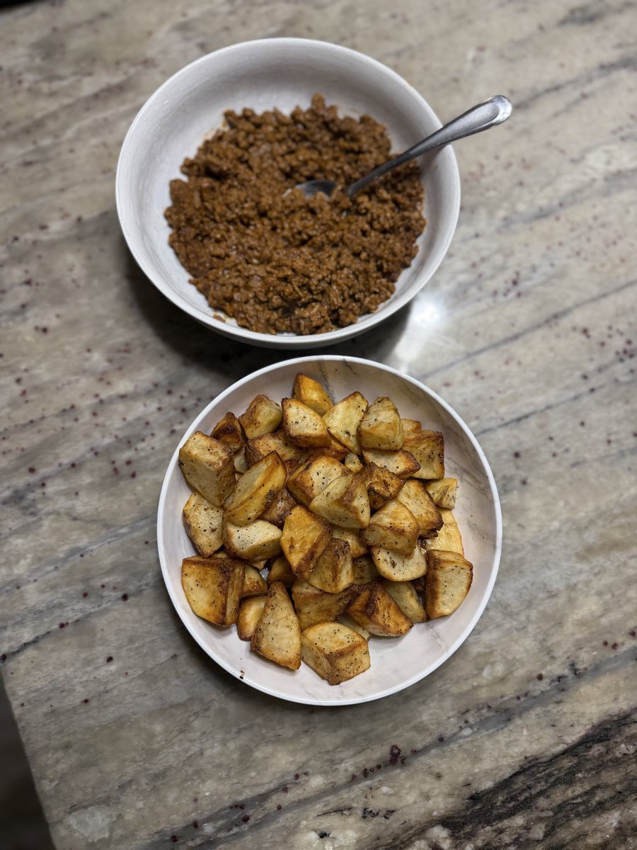 DeanTTraining's tweet photo. Easy 200+ grams of Protein per day Meal Plan:

Meal 1

- 4 Eggs (286 calories)
- 2 Pieces of Honey Wheat Bread (140 calories)
- 1 Apple (95 calories)
- 2 Light & Fit Blueberry Yogurt (160 calories)

Meal 2

- 6 oz Grilled Chicken Breast (252 calories)
- 1 Cup White Rice (205 calories)
- 1.5 Cups Broccoli (82 calories)

Meal 3

- 6 oz 93% Lean Beef (355 calories)
- 300g Potatoes (279 calories)
- 1.5 Cups Fairlife Chocolate Milk (210 calories)
- 1 Scoop Chocolate Peanut Butter Cup Egg White Protein (120 calories)
- Xanthan Gum (5 calories)

Totals:
2,189 Calories
211g Protein
226g Carbs
51g Fat

If the average guy followed this meal plan daily while resistance training 3-4x a week and walking 10,000+ steps per day…weight would be FLYING off of him