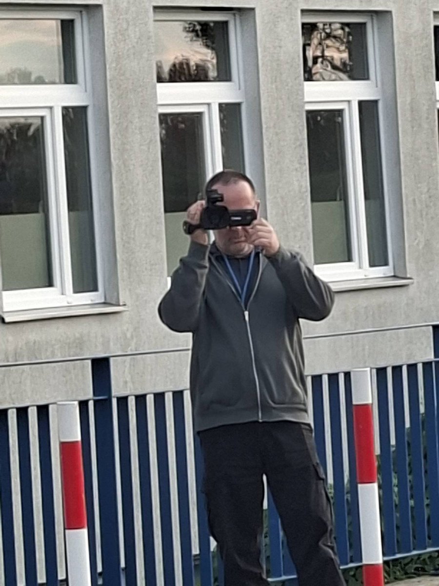 kasprzak_k_'s tweet photo. Takie pytanie do @PolskaPolicja i @MSWiA_GOV_PL czy wy poupadaliście na głowę? Co to ma być reaktywacja departamentu IV SB? Po co filmujecie ludzi na Różańcu pod szpitalem w Lublinie? Kazania w kościele też już nagrywacie? Może byście zaczęli łapać przestępców zamiast robić pokazówkę z zastraszaniem katolikow, którzy nie chcą w swoim szpitalu aborcji?