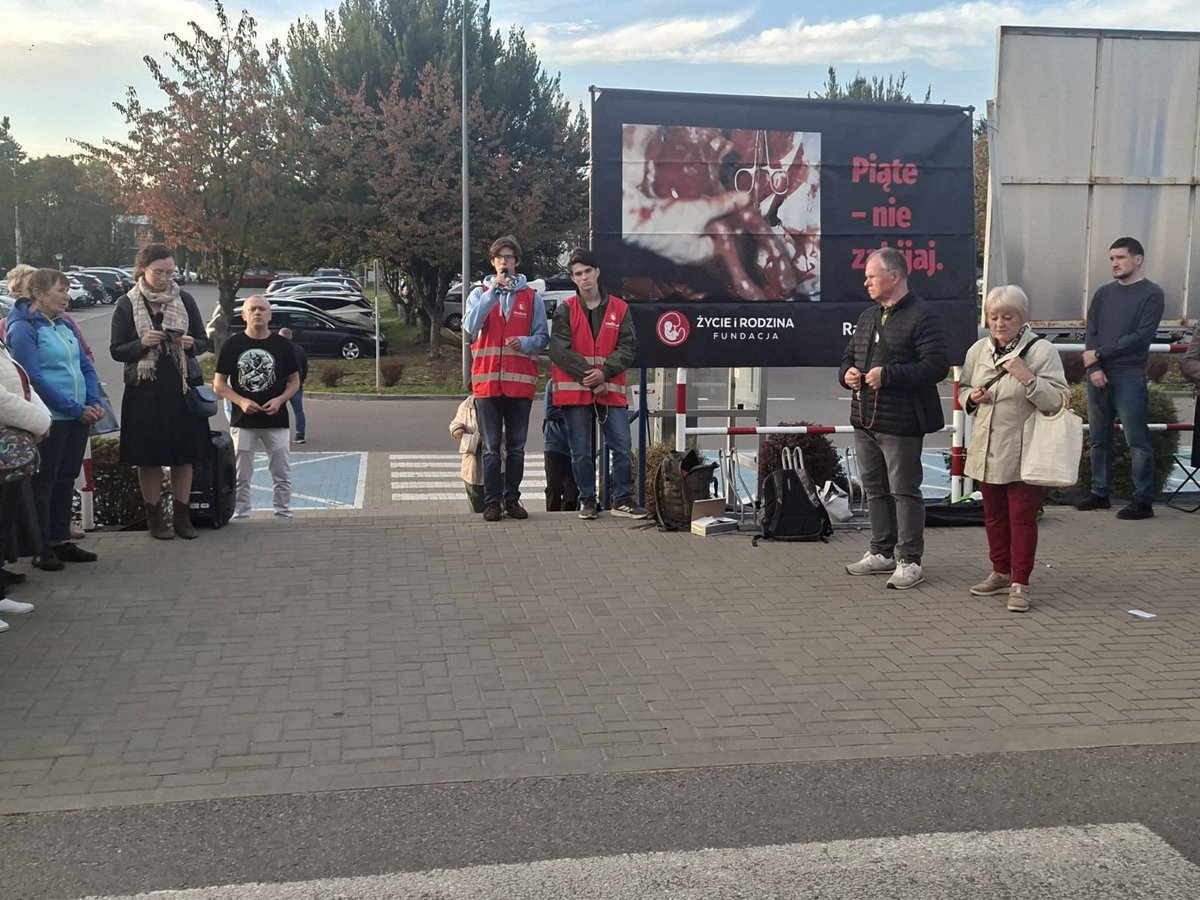 kasprzak_k_'s tweet photo. Takie pytanie do @PolskaPolicja i @MSWiA_GOV_PL czy wy poupadaliście na głowę? Co to ma być reaktywacja departamentu IV SB? Po co filmujecie ludzi na Różańcu pod szpitalem w Lublinie? Kazania w kościele też już nagrywacie? Może byście zaczęli łapać przestępców zamiast robić pokazówkę z zastraszaniem katolikow, którzy nie chcą w swoim szpitalu aborcji?