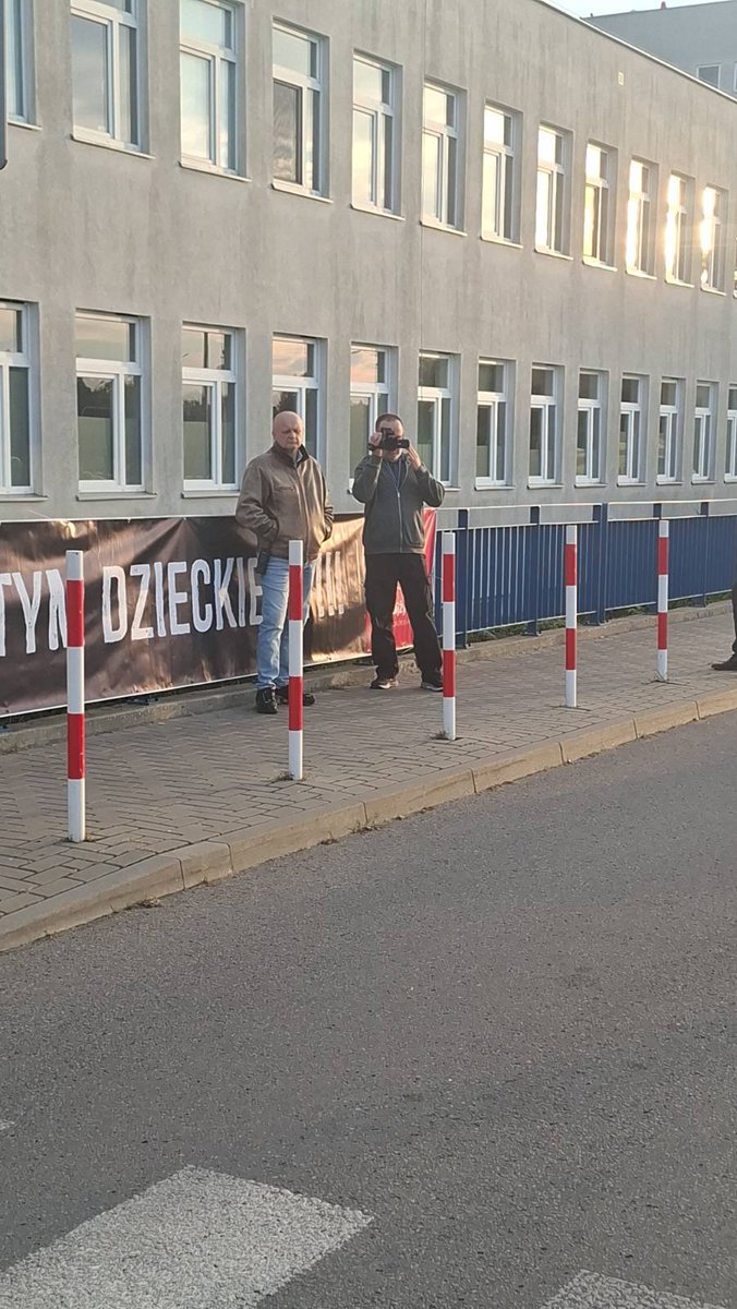 kasprzak_k_'s tweet photo. Takie pytanie do @PolskaPolicja i @MSWiA_GOV_PL czy wy poupadaliście na głowę? Co to ma być reaktywacja departamentu IV SB? Po co filmujecie ludzi na Różańcu pod szpitalem w Lublinie? Kazania w kościele też już nagrywacie? Może byście zaczęli łapać przestępców zamiast robić pokazówkę z zastraszaniem katolikow, którzy nie chcą w swoim szpitalu aborcji?
