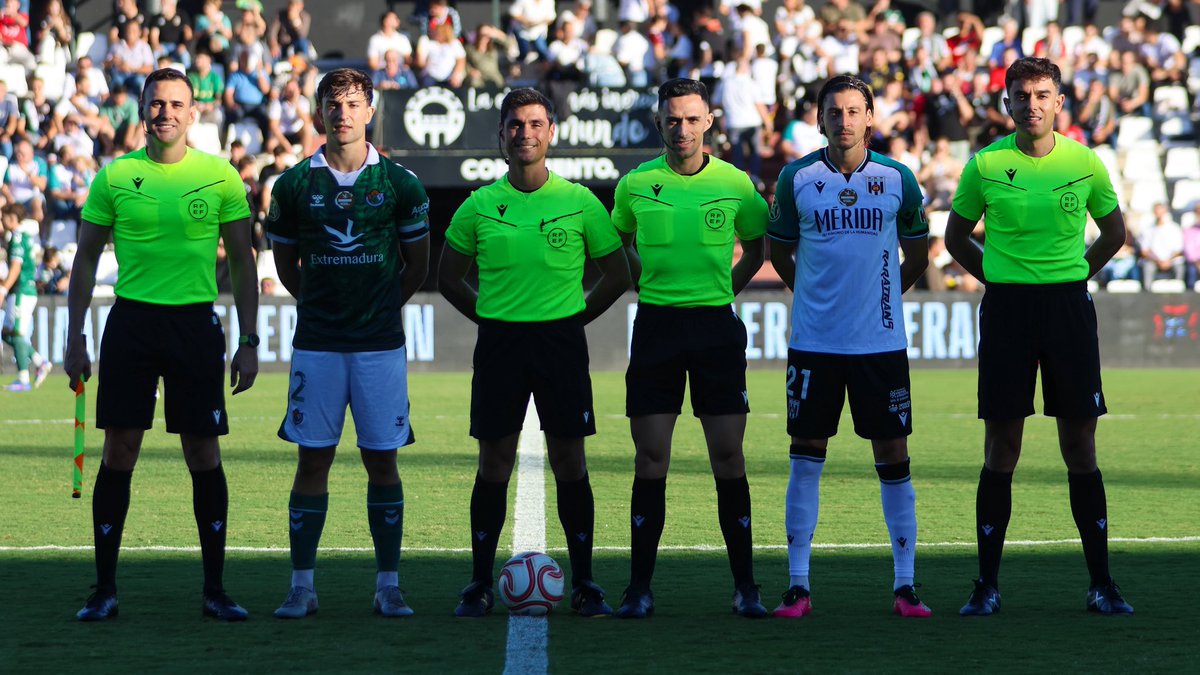 ARBNavalmoral's tweet photo. AD Mérida VS CP Cacereño, 1ª División RFEF
Árbitro: Álvaro Rodríguez Recio
Asistente 1: Víctor Jiménez Rivero
Asistente 2: Jesús Molina Tortosa
4º Árbitro: Jayro Muñoz García https://t.co/A0eJzxObpX