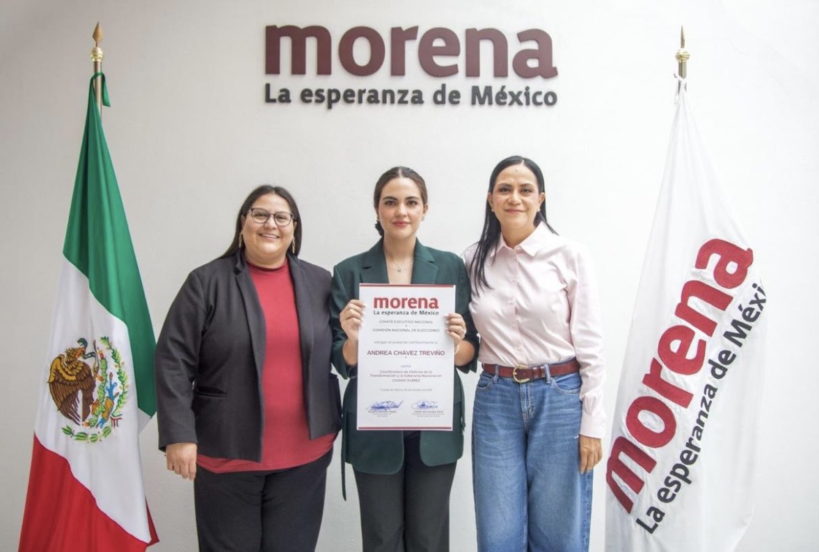 PelonGomis's tweet photo. LA SOLDADA FUE REASIGNADA DE BATALLÓN

Morena designó hoy a Andrea Chávez Coordinadora Municipal de la Defensa de la Transformación y la Soberanía Nacional en Ciudad Juárez.

Andreita dijo que primero sería gobernadora de Chihuahua y después presidenta de México, pero nomás le alcanzó para ser coordinadora municipal... ¡Lo suyo no es una carrera política sino una cuenta regresiva! 

La niña arrogante y soberbia quería ser comandante suprema y nomás le alcanzó para decir:

—¡A sus órdenes, ustedes mandan, yo soy una soldada! 

Por el bien de todos, primero los pobres... ¡Resultados de Andrea!