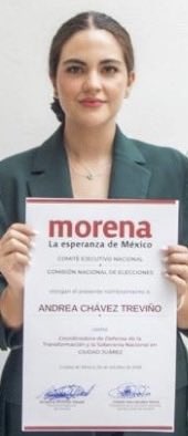 PelonGomis's tweet photo. LA SOLDADA FUE REASIGNADA DE BATALLÓN

Morena designó hoy a Andrea Chávez Coordinadora Municipal de la Defensa de la Transformación y la Soberanía Nacional en Ciudad Juárez.

Andreita dijo que primero sería gobernadora de Chihuahua y después presidenta de México, pero nomás le alcanzó para ser coordinadora municipal... ¡Lo suyo no es una carrera política sino una cuenta regresiva! 

La niña arrogante y soberbia quería ser comandante suprema y nomás le alcanzó para decir:

—¡A sus órdenes, ustedes mandan, yo soy una soldada! 

Por el bien de todos, primero los pobres... ¡Resultados de Andrea!