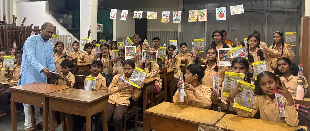 HJS_Delhi's tweet photo. 5 अक्टूबर 26 को @HinduJagrutiOrg की ओर से #नोएडा सेक्टर-55 स्थित मंदिर में बच्चोंके लिए“#अच्छीआदतें”विषयपर प्रबोधन किया।बच्चोंको नमस्कार करने की सही पद्धति व प्रार्थनाका महत्त्व समझाया गया।बच्चोंने उत्साहपूर्वक सहभाग लिया।बच्चोंकी सहायता हेतु नोटबुक एवं पेंसिल सेटभी वितरित किए। https://t.co/dhKyY5SCnr