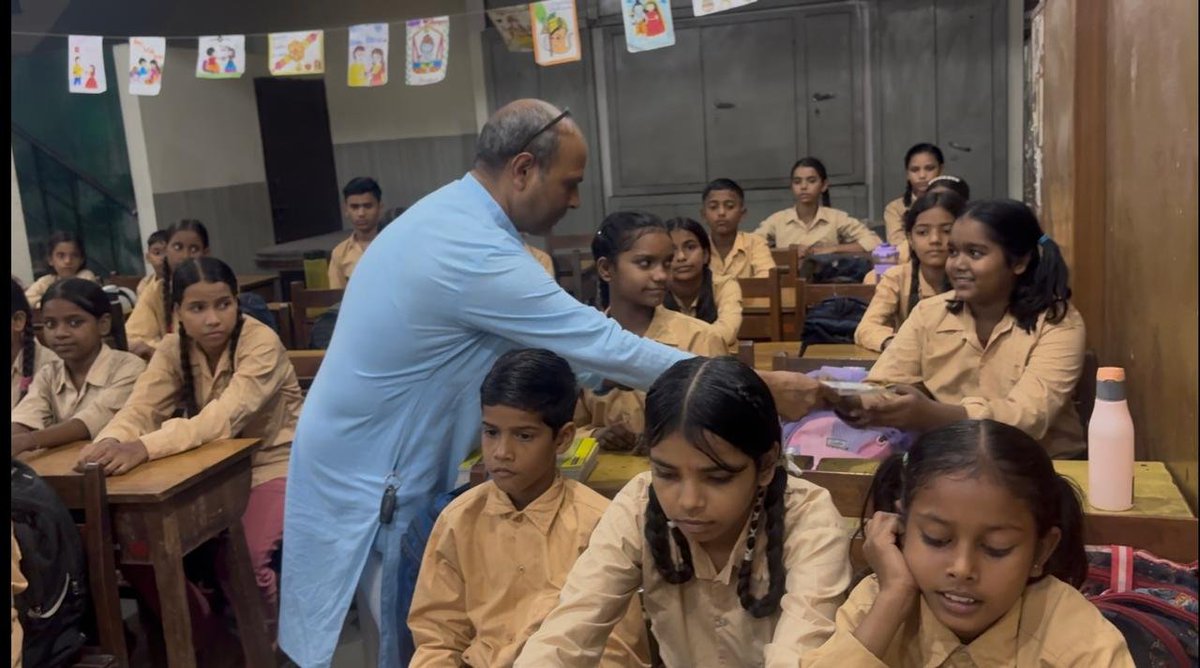 HJS_Delhi's tweet photo. 5 अक्टूबर 26 को @HinduJagrutiOrg की ओर से #नोएडा सेक्टर-55 स्थित मंदिर में बच्चोंके लिए“#अच्छीआदतें”विषयपर प्रबोधन किया।बच्चोंको नमस्कार करने की सही पद्धति व प्रार्थनाका महत्त्व समझाया गया।बच्चोंने उत्साहपूर्वक सहभाग लिया।बच्चोंकी सहायता हेतु नोटबुक एवं पेंसिल सेटभी वितरित किए। https://t.co/dhKyY5SCnr