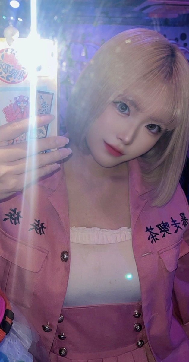 zoku2cafe's tweet photo. その光、神々しすぎん…？✨ ピンク特攻服のりおんが眩しいネオン浴びながらスマホ片手にこっち見てるの、心臓もつ自信ある？🥂 宗右衛門町で待ってるから確かめにきて #族族 #大阪ミナミ #コンカフェ https://t.co/XN0Mwgr2Cf