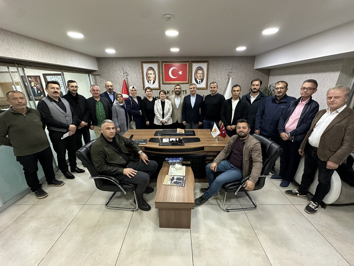 akpartibolu14's tweet photo. 📌 İl Başkanımız Sayın Suat Güner ve teşkilat mensuplarımız, Merkez İlçe Başkanlığı görevine atanan Sayın İsmail Duru’ya hayırlı olsun ziyaretinde bulundular.

📌 Değerli Başkanımıza ve yönetim kuruluna yeni görevlerinde üstün başarılar dileriz.

#akpartibolu #bolu https://t.co/iMwQISEQNG