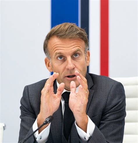 jon_delorraine's tweet photo. J’ai 36 ans, ni trop vieux, ni trop jeune, mais je n’ai pas memoire d’un président qui a autant divisé son propre peuple.

Est-ce normal d’être aussi silencieux quand tout brûle ?

Quand des enfants sont mutilés.
Quand des policiers se font frapper.
Quand des écoles brûlent.
Quand une génération entière grandit dans la colère, la violence et le chaos.
Que plus rien ne fonctionne.
Que l'autorité n’est absolument plus respecté. 
La fin du bon sens.
La fin des jours heureux. 
La fin d’une perspective d'avenir.

À chaque crise, le pays se fracture un peu plus, on se demande jusque quand cela va durer.

Les Français s’opposent, se détestent, ne se comprennent plus. 

Et au sommet de l’État ? Le silence. Comme si tout cela était devenu normal. Ou peut être que c’est le but initial.

Un président n’est pas seulement là pour gouverner quand tout va bien. Il est aussi là pour parler au pays quand il se déchire.
Et il nous a habitué à prendre la parole en permanence et faire peur.
Mais quand le chaos est là, soit il est dans un autre pays. 
Soit c’est silence radio.

Un "gros" silence lors de tels événements est assourdissant.  
Et devient un silence complice.
N'oubliez pas qu’il a toujours une idée derrière la tête et que votre intérêt n’a jamais été le sien.

Jon de Lorraine.