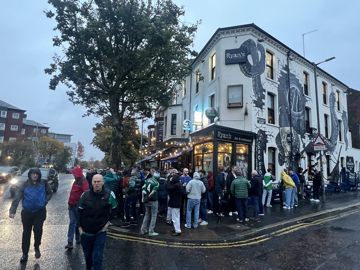 johnmooreni's tweet photo. Another Monday night with my boys and the #GAWA at the @ClearerTwist #NationalStadium #WindsorPark #Belfast #NorthernIreland @NorthernIreland 😊🟢⚪️🟢⚪️ https://t.co/qwnHegwu9J