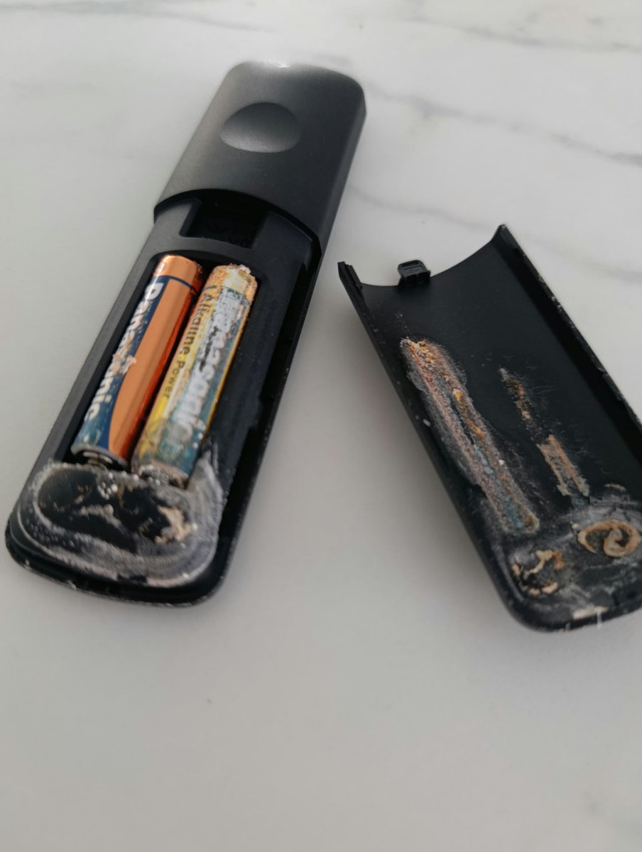 Willis6212's tweet photo. Hola @Wallapop. Vuestro soporte me deja indefenso total. Me envían un Fire TV roto por pilas sulfatadas y bloqueado con la cuenta del vendedor. Vuestro sistema cierra la disputa dándole la razón porque quité la tapa para limpiarlo. ¿Premiáis la negligencia? Exijo revisión. https://t.co/Jy9tfnQNac