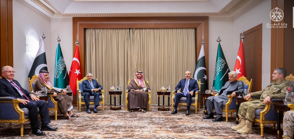 modgovksa's tweet photo. بيان مشترك صادر عن الاجتماع الطارئ للجنة الإستراتيجية السياسية والدفاعية لحلف مكة الدفاعي

عقدت المملكة العربية السعودية وجمهورية باكستان الإسلامية والجمهورية التركية في الرياض، اليوم، اجتماعًا طارئًا للجنة الإستراتيجية السياسية والدفاعية لحلف مكة الدفاعي، لبحث التطورات الأمنية والتهديدات التي تواجه المملكة العربية السعودية.
 
وفي إطار البناء المؤسسي لحلف مكة الدفاعي، قررت اللجنة تعيين معالي الفريق المتقاعد نعمان محمود، من جمهورية باكستان الإسلامية، كأول أمين عام ولمدة ثلاث سنوات.

ورحبت الدول الأطراف بمعاليه، متمنية له التوفيق والنجاح في أداء مهامه، ومعربة عن ثقتها في إسهامه في تطوير الحلف وتحقيق أهدافه.
 
وأدانت الدول الأطراف بأشد العبارات محاولة استهداف مكة المكرمة والمدينة المنورة، واستمرار الهجمات التي تستهدف المدن والمنشآت المدنية والاقتصادية في المملكة، مؤكدة رفضها القاطع لأي اعتداء أو تهديد لأمن المملكة وسلامة أراضيها.
 
وأشادت جمهورية باكستان الإسلامية والجمهورية التركية بيقظة وجاهزية القوات المسلحة السعودية، وبالأداء الاحترافي والكفاءة العالية التي أظهرتها في التصدي للتهديدات والاعتداءات التي تواجه المملكة، وحماية أمنها وسلامة أراضيها.
 
واستعرضت اللجنة نتائج المشاورات السياسية والعسكرية التي سبقت الاجتماع، ووافقت على التوصيات المرفوعة إليها، مؤكدة أن حلف مكة الدفاعي يجسد التزامًا راسخًا بالدفاع المشترك، وموقفًا موحدًا في مواجهة التهديدات.
 
وقررت اللجنة الانتقال الفوري إلى التنفيذ العملي لالتزامات الدفاع المشترك، واتخاذ الإجراءات اللازمة لتوفير القوات والقدرات العسكرية المتفق عليها وسرعة نشرها في المملكة، وفق الترتيبات المعتمدة والتشريعات الوطنية للدول الأطراف، بما يعزز الجاهزية والتكامل العسكري والقدرة الجماعية على مواجهة التهديدات والتصدي لها.
 
وأكدت الدول الأطراف أن أمن كل دولة طرف هو جزء لا يتجزأ من الأمن الجماعي للدول الثلاث، وأن ترجمة اتفاقية مكة للدفاع المشترك إلى إجراءات عملية يجسد مصداقية الالتزام بالدفاع المشترك، ويعزز فاعلية الردع، ويؤكد وحدة الدول الثلاث وعزمها على الدفاع عن أمنها وسيادتها وسلامة أراضيها، وفقًا لأحكام الاتفاقية.