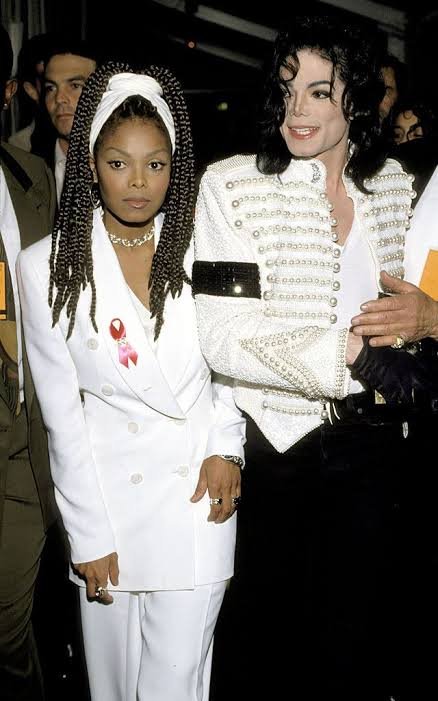Smooth981FM's tweet photo. #NP Scream - @michaeljackson
Feat. @JanetJackson
on #SmoothDrive981 with @JoyUrueye & @ikennmbah
Listen Live: https://t.co/MN0iYyhDFi
β€ππ€
#Smooth981 #LoveMusic #LoveLife #SmoothFmLagos https://t.co/4CSIIjsciD