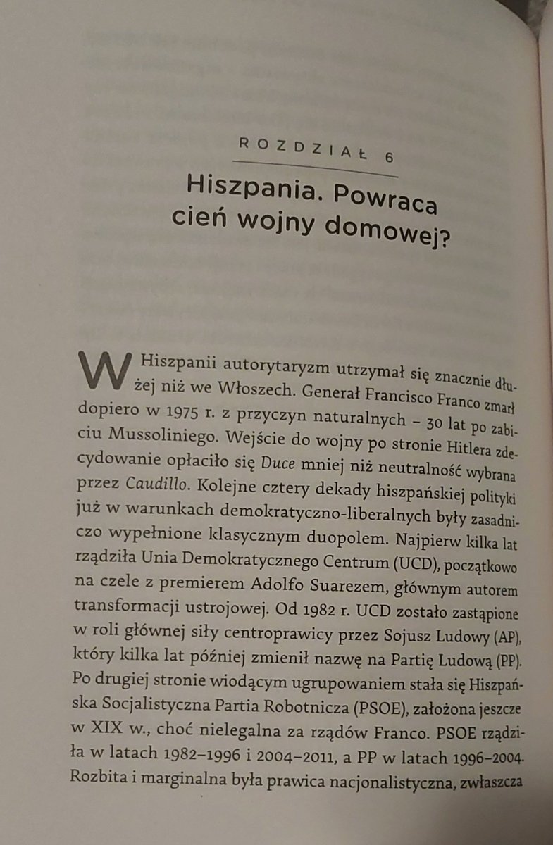 KacperKita's tweet photo. Przedterminowe wybory w Hiszpanii potwierdzają tezy "Epoki chaosu" - destabilizacja polityczna, rozkład duopolu, konieczność sięgania po ugrupowania "skrajne" trzymane dotąd na marginesie, by utrzymać się u władzy. Hiszpanie nie mają normalnego rządu dysponującego większością w parlamencie od 2015 r. Będą to piąte z rzędu przyspieszone wybory. Razem szóste w ciągu 11 lat. Budżet udało się ostatni raz przyjąć na 2023 r. - od tego czasu państwa działa na jego podstawie wobec braku większości dla nowego.

Z drugiej strony kraj ten, jak każdy, ma swoją specyfikę. PSOE i PP są słabsze, ale pozostają - inaczej niż we wszystkich innych dużych państwach europejskich - dwoma głównymi siłami politycznymi. Premier Sanchez wyspecjalizował się w zarządzaniu kryzysowym. Nigdy nie zdobył większości w wyborach, ale stoi na czele rządu już siódmy rok. Już trzeci (!) raz decyduje się na skrócenie własnej kadencji i przyspieszone wybory. Znów skraca ją też tylko o kilka miesięcy. W 2019 i 2023 udało mu się uzyskać wynik na tyle dobry, by później utrzymać się na powierzchni dzięki porozumieniom z ugrupowaniami alt-lewicy i separatystami (a jedni i drudzy to kilka zróżnicowanych wewnętrznie grup).

Badania tym razem dają wyraźną większość w Kortezach PP i Vox. Za Sanchezem ciągnie się wiele afer korupcyjnych dotykających jego bliskie otoczenie i rodzinę. Nigdy nie można jednak wykluczyć, że Sanchez i tym ucieknie spod topora. PP też ma na koncie wiele starych afer, będzie straszył liberalnym zaciskaniem pasa (sytuacja mieszkaniowa), nawrotem frankizmu, Trumpem i Izraelem wraz z ewentualnym dojściem do władzy Voxu. Tak jak Sanchez nie mógł rządzić bez alt-lewicy, włącznie z komunistami i różnymi innymi radykałami, tak PP nie ma szans na większość bez narodowo-konserwatywnej partii zmiany, wyrosłej na krytyce separatyzmu (kontekst zupełnie dla nas abstrakcyjny), imigracji, lewicowych ideologii etc. Taki rząd byłby ciekawym eksperymentem, jakich w Europie będzie zapewne coraz więcej. Alt-prawica rośnie w siłę i będzie pewnie coraz częściej sprawowała wladzę. Zdobywanie poparcia jest jednak łatwiejsze niż jej skuteczne sprawowanie. Tym bardziej w koalicji - rządy PP i Vox na poziomie regionów jak dotąd nie są przykładem trwałości i braku napięć. Obie partie będą nieuchronnie rywalizować o prawicowego wyborcę. Zobaczymy, jaki będzie układ sił między nimi, o ile oczywiście w ogóle dowiozą większość. Będzie ciekawie! 

Więcej w "Epoce chaosu" o ostatnich latach destabilizacji politycznej w Hiszpanii i innych krajach europejskich, a do relacji z kampanii wyborczej w tym kraju polecam @Rafal_Buca @nowylad