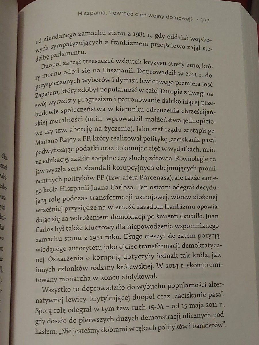 KacperKita's tweet photo. Przedterminowe wybory w Hiszpanii potwierdzają tezy "Epoki chaosu" - destabilizacja polityczna, rozkład duopolu, konieczność sięgania po ugrupowania "skrajne" trzymane dotąd na marginesie, by utrzymać się u władzy. Hiszpanie nie mają normalnego rządu dysponującego większością w parlamencie od 2015 r. Będą to piąte z rzędu przyspieszone wybory. Razem szóste w ciągu 11 lat. Budżet udało się ostatni raz przyjąć na 2023 r. - od tego czasu państwa działa na jego podstawie wobec braku większości dla nowego.

Z drugiej strony kraj ten, jak każdy, ma swoją specyfikę. PSOE i PP są słabsze, ale pozostają - inaczej niż we wszystkich innych dużych państwach europejskich - dwoma głównymi siłami politycznymi. Premier Sanchez wyspecjalizował się w zarządzaniu kryzysowym. Nigdy nie zdobył większości w wyborach, ale stoi na czele rządu już siódmy rok. Już trzeci (!) raz decyduje się na skrócenie własnej kadencji i przyspieszone wybory. Znów skraca ją też tylko o kilka miesięcy. W 2019 i 2023 udało mu się uzyskać wynik na tyle dobry, by później utrzymać się na powierzchni dzięki porozumieniom z ugrupowaniami alt-lewicy i separatystami (a jedni i drudzy to kilka zróżnicowanych wewnętrznie grup).

Badania tym razem dają wyraźną większość w Kortezach PP i Vox. Za Sanchezem ciągnie się wiele afer korupcyjnych dotykających jego bliskie otoczenie i rodzinę. Nigdy nie można jednak wykluczyć, że Sanchez i tym ucieknie spod topora. PP też ma na koncie wiele starych afer, będzie straszył liberalnym zaciskaniem pasa (sytuacja mieszkaniowa), nawrotem frankizmu, Trumpem i Izraelem wraz z ewentualnym dojściem do władzy Voxu. Tak jak Sanchez nie mógł rządzić bez alt-lewicy, włącznie z komunistami i różnymi innymi radykałami, tak PP nie ma szans na większość bez narodowo-konserwatywnej partii zmiany, wyrosłej na krytyce separatyzmu (kontekst zupełnie dla nas abstrakcyjny), imigracji, lewicowych ideologii etc. Taki rząd byłby ciekawym eksperymentem, jakich w Europie będzie zapewne coraz więcej. Alt-prawica rośnie w siłę i będzie pewnie coraz częściej sprawowała wladzę. Zdobywanie poparcia jest jednak łatwiejsze niż jej skuteczne sprawowanie. Tym bardziej w koalicji - rządy PP i Vox na poziomie regionów jak dotąd nie są przykładem trwałości i braku napięć. Obie partie będą nieuchronnie rywalizować o prawicowego wyborcę. Zobaczymy, jaki będzie układ sił między nimi, o ile oczywiście w ogóle dowiozą większość. Będzie ciekawie! 

Więcej w "Epoce chaosu" o ostatnich latach destabilizacji politycznej w Hiszpanii i innych krajach europejskich, a do relacji z kampanii wyborczej w tym kraju polecam @Rafal_Buca @nowylad