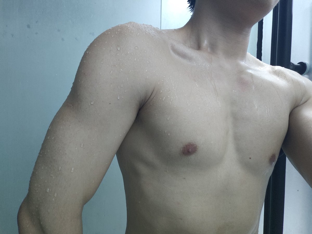 lian_mo77338's tweet photo. 🥺可能是练得最有感觉的一次手臂和肩，但为啥拍出来还是这么细小呢 https://t.co/ICIlYZnvED