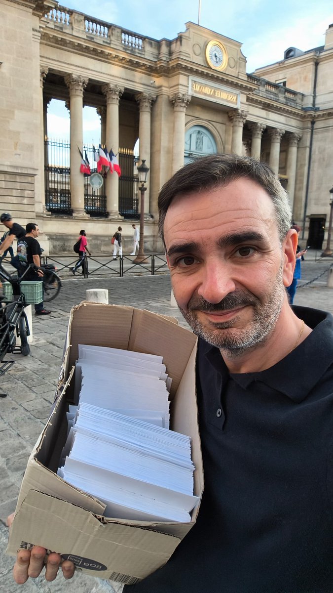 lesGueuxZFE's tweet photo. LE MESSAGE EST ARRIVÉ CHEZ LES DÉPUTÉS.
Aujourd’hui, chaque député a reçu notre QR code.
Avec @40MA , Les Gueux leur ont adressé un message avant le vote du 8 octobre sur l’abrogation des ZFE.
Maintenant, chacun devra prendre position. https://t.co/FDiXfqWEOb