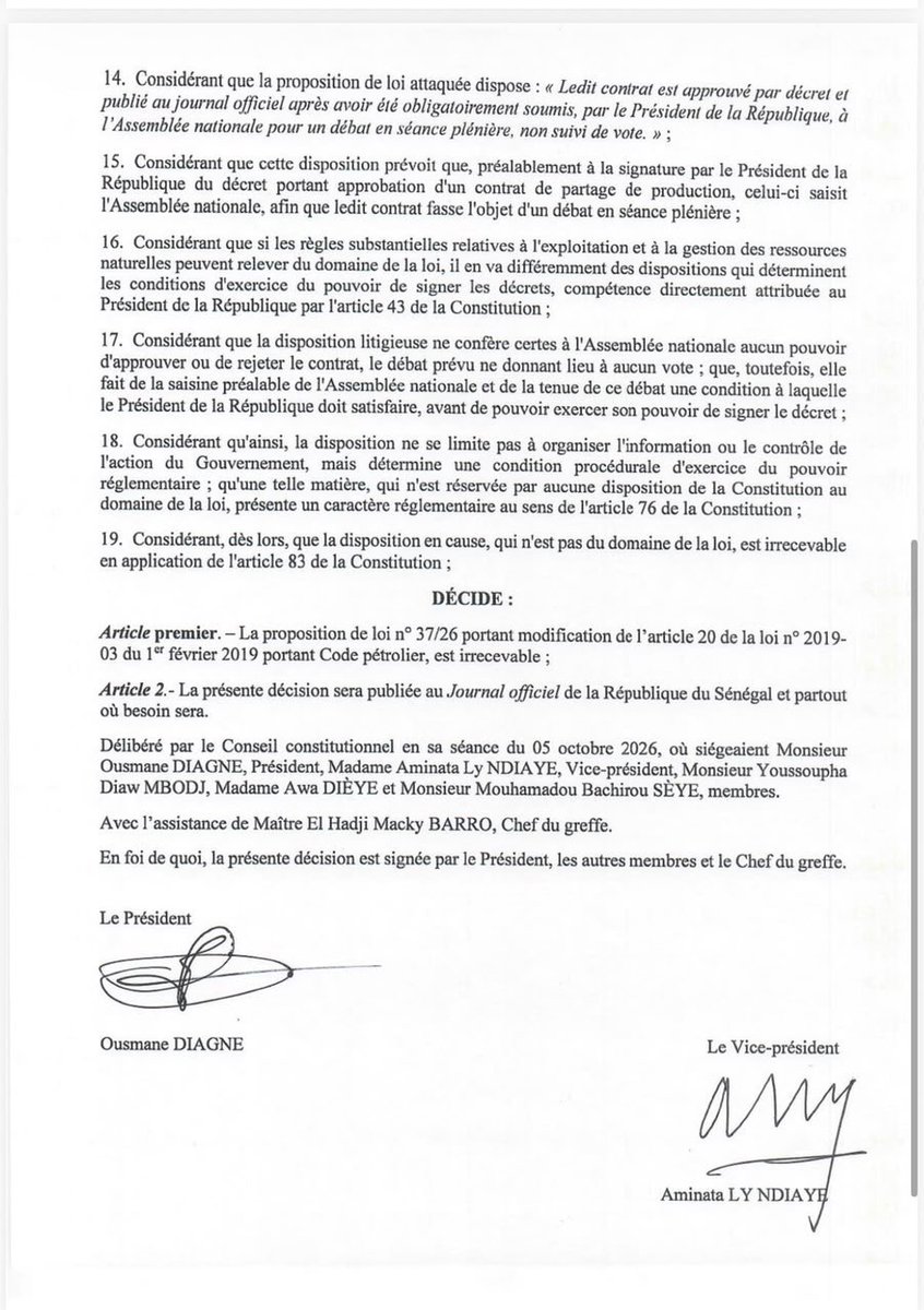 drelhadjiAdiouf's tweet photo. Dans une démocratie, chacun a un rôle à jouer. Et chacun doit rester confiné dans son rôle, dans le respect des règles qui nous gouvernent tous.

Au sein du gouvernement et de notre parti politique Kiiraay, nous sommes pour la transparence absolue, y compris et surtout lorsqu'il s'agit de nos ressources naturelles.

Nous défendrons partout les intérêts du Sénégal et des Sénégalais.

La Constitution circonscrit les compétences des différents pouvoirs de façon claire. L'Exécutif sait ce qu'il a à faire. Le Législatif devrait savoir ce qu'il a à faire, sauf à vouloir empiéter sur le champ des autres, en toute illégalité.

L'enjeu réside dans le combat pour la transparence. Non dans le discours sur la transparence. Et nous portons ce combat en bandoulière.

Cela mérite d'être rappelé. Sans aucun triomphalisme. Avec la justice, aujourd'hui on gagne ; demain on perd. L'essentiel est d'accepter le verdict des juges et de s'y conformer.

Vive la République !

Ass Abdourahmane DIOUF