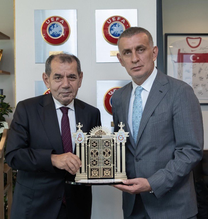 agacliyol_'s tweet photo. 🎙️Ali Naci Küçük: Kulüp başkanları samimiyse eğer hepsi resmi sitelerinden TFF Başkanı için istifa çağrısında bulunmalı. 
Beşiktaş Başkanı konuşuyor, konuşuyor. O zaman istifa diyecek abi resmi sitesinden. 

🎙️Doğan Gündoğdu: Beşiktaş kulübü Başkanı istifa deyip sonra gidip yan yana poz vermedi. Öyle bir durum da var yani. 
Galatasaray kulübü istifaya çağırdı diyorsun ama finalde gidip poz veriyor TFF başkanıyla. 

(Tivibu Spor)
