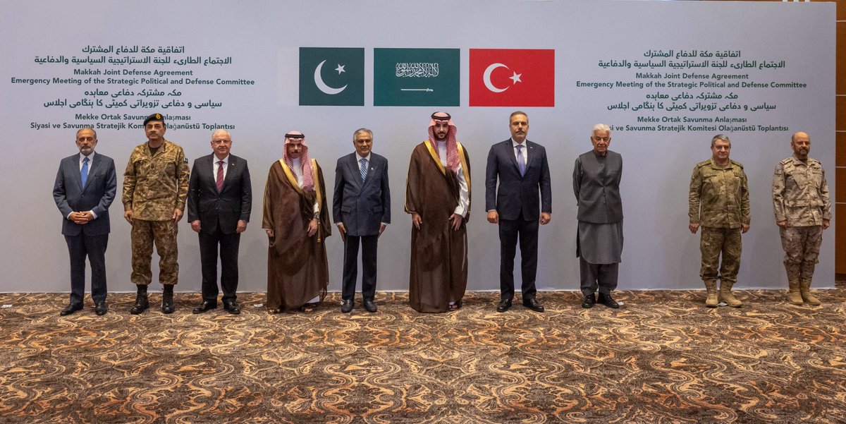 yunuspaksoy's tweet photo. MEKKE İTTİFAKI TOPLANTISI ORTAK AÇIKLAMA:

Onaylanan düzenlemeler ve Taraf Devletlerin ulusal mevzuatları uyarınca ortak savunma taahhütlerinin pratik uygulamasına derhal geçilmesine ve kararlaştırılan askeri güç ile kabiliyetlerin sağlanması ve bunların Suudi Arabistan Krallığı’na hızlı bir şekilde konuşlandırılmasının temin edilmesi için gerekli tedbirlerin alınmasına, böylece hazırlık durumunun, askeri entegrasyonun ve tehditlerle yüzleşme ile bunlara karşı koyma yönündeki kolektif kapasitenin artırılmasına karar verilmiştir.