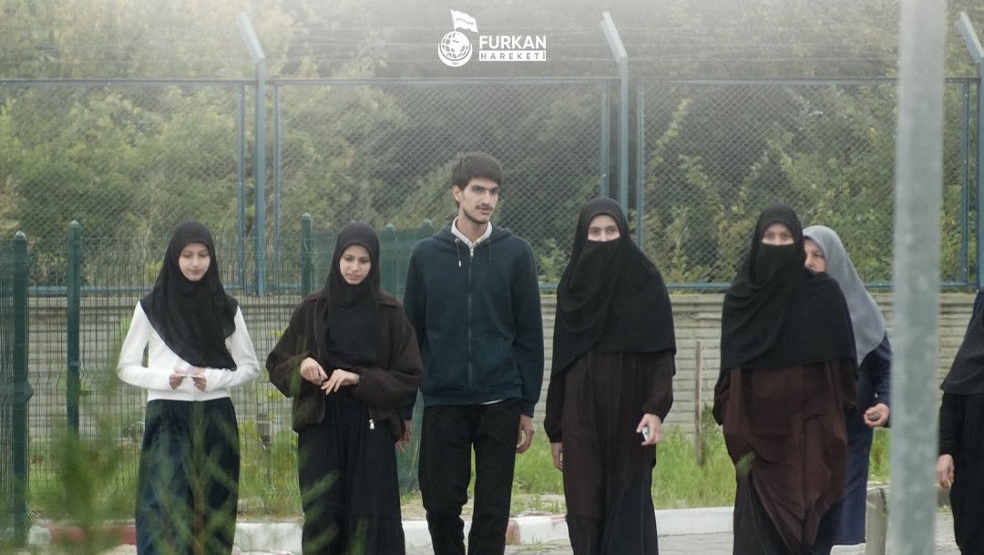 MardinFH's tweet photo. Aile Boyu Zulüm! 

Alparslan Kuytul Hocaefendi Erzurumda Sürgünde,

Semra Kuytul Hocahanım Çarşambada Sürgünde,

Beş çocuk Bir Erzurum’a bir Samsun Çarşambaya Anne Babalarını görmek için yollarda perişan ediliyorlar. 

Üstüne de görüş günleri hafta içi  olması hasebiyle okullarından mahrum kalıyorlar!

Bu Zulme Son Verilsin…

#FurkanaSistematikZulüm
Cocuklar OkulundanOlmasın
AlparslanHoca AilesineZulüm