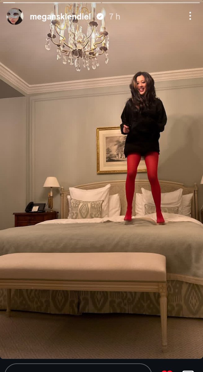 Kksol_888's tweet photo. A Megan postou de meia-calça vermelha, sinal que o Lula vai ganhar https://t.co/F0XgrTrqvP
