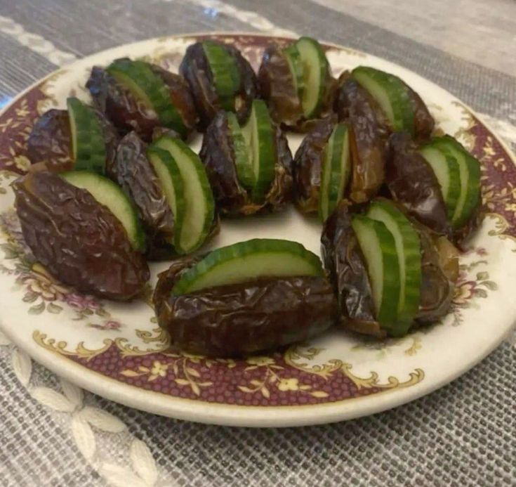 Foodie_Haya's tweet photo. Hazrat Abdullah bin Jafar (RA) narrates: 

“I saw the Messenger of Allah (ﷺ) eating cucumber (قثاء) with fresh dates (ربت).”  

This hadith is present in both Sahih Bukhari (Hadith 5440) and Sahih Muslim (Hadith 2043). https://t.co/PJK0x54vX5