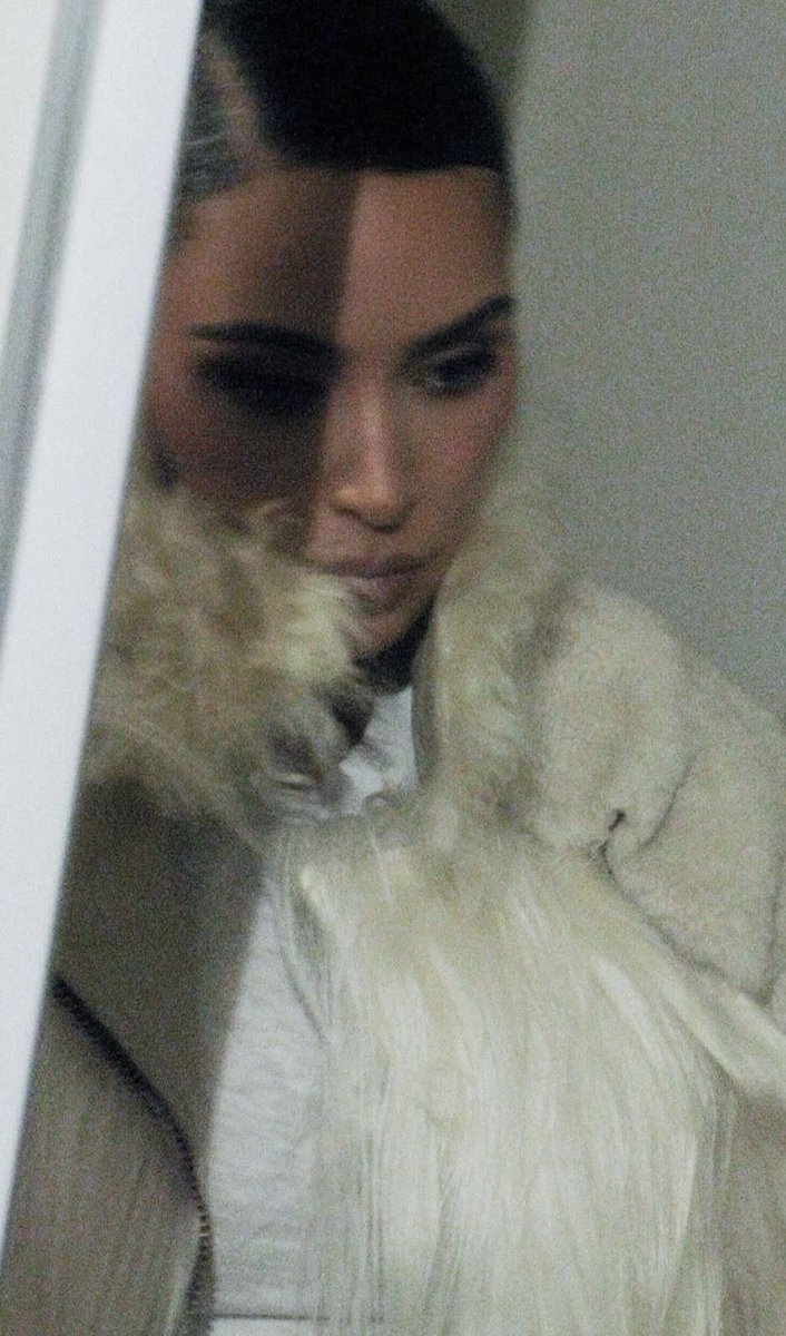 yslsaintbarbie's tweet photo. she’s too cold https://t.co/1UMzEXk8rj