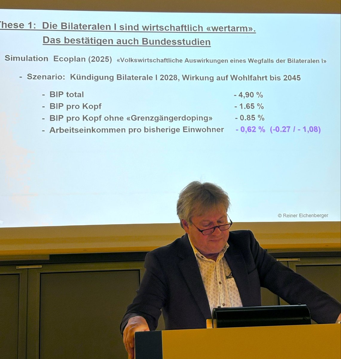feusl's tweet photo. Reiner Eichenberger erklärt fulminant, was in der bundesrätlichen Studie zum Wert der Bilateralen I steht - die Bilateralen sind «nichts Wichtiges». https://t.co/Vap72sfBHP