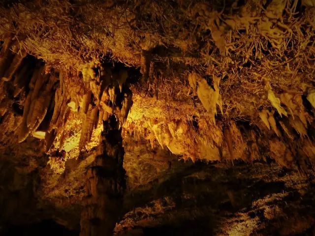 CEFAPIT's tweet photo. Una de las cuevas más impactantes del mundo está en España: tiene estalactitas que parecen corales https://t.co/Lq02WsFMgO https://t.co/j5idba3Ic5