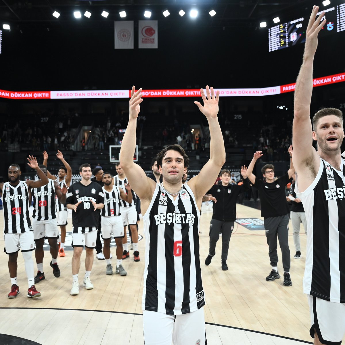 BJK_Basketbol's tweet photo. Galibiyet üçlümüz Berk Uğurlu'dan. 🤫

#HearWeAre 🦅 https://t.co/9s4zCCZgKY