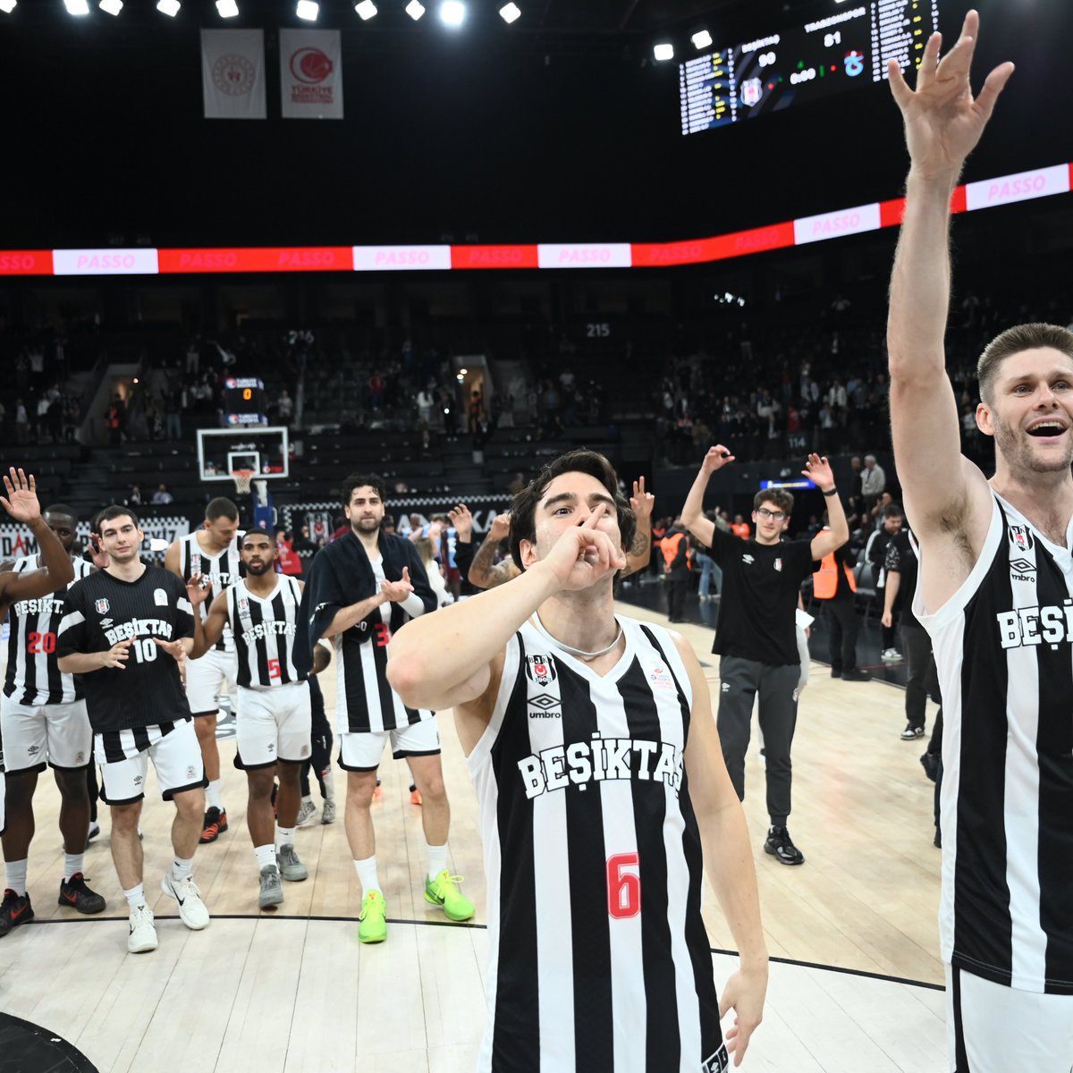BJK_Basketbol's tweet photo. Galibiyet üçlümüz Berk Uğurlu'dan. 🤫

#HearWeAre 🦅 https://t.co/9s4zCCZgKY