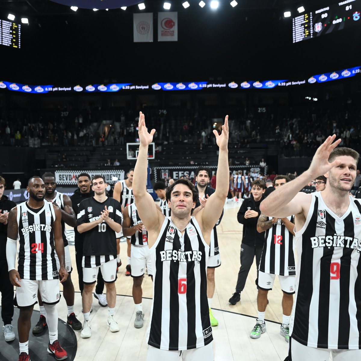BJK_Basketbol's tweet photo. Galibiyet üçlümüz Berk Uğurlu'dan. 🤫

#HearWeAre 🦅 https://t.co/9s4zCCZgKY