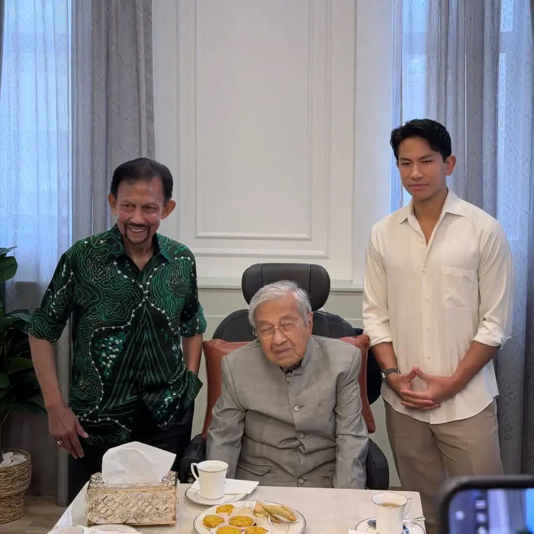 DatoJamal111's tweet photo. Terima kasih atas kesudian Kebawah Duli Yang Maha Mulia Sultan Haji Hassanal Bolkiah Mu’izzaddin Waddaulah bersama paduka anakanda, Pengiran Muda ‘Abdul Mateen, melawat Tun Dr Mahathir Mohamad yang amat kami sayangi. 🩷 https://t.co/OLY11KIxd8
